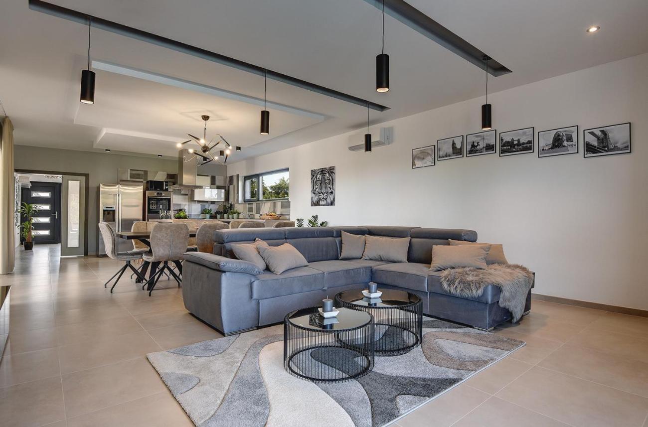 Villa Ula In Pula With Heated Pool And Sauna Exteriér fotografie