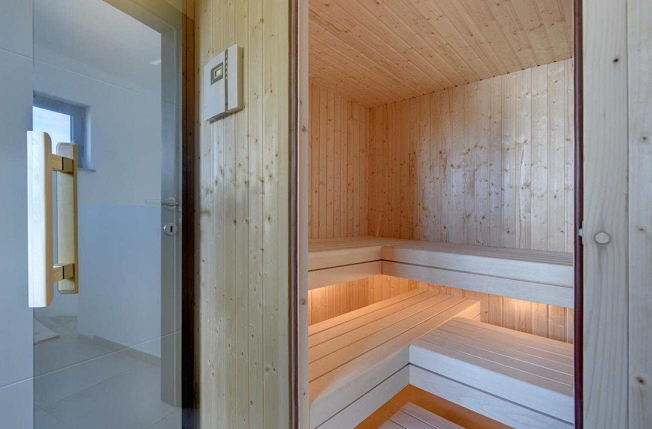 Villa Ula In Pula With Heated Pool And Sauna Exteriér fotografie